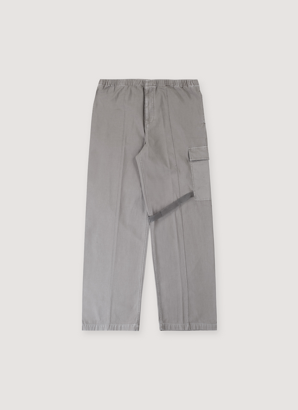 Helmut Lang Relaxed Cargo Trousers Stone Grey, pintucked crease front, elastic waist with front zip closure, interior drawstring, side slip pockets, cargo pockets in contrasting fabric, adustable strap detail, front view Relaxed Cargo Trousers Stone - Authenticated Trousers | Pieces Los Angeles