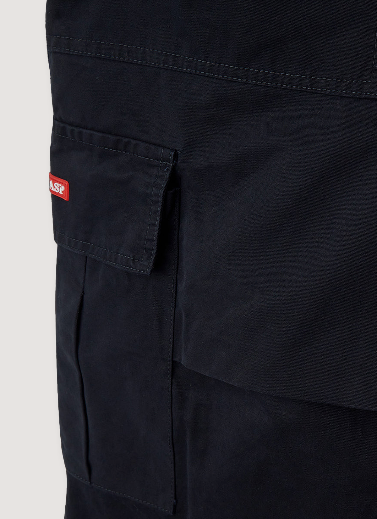 GV Gallery Samurai Cargos Pants Black with big pockets, close up view of side pockets